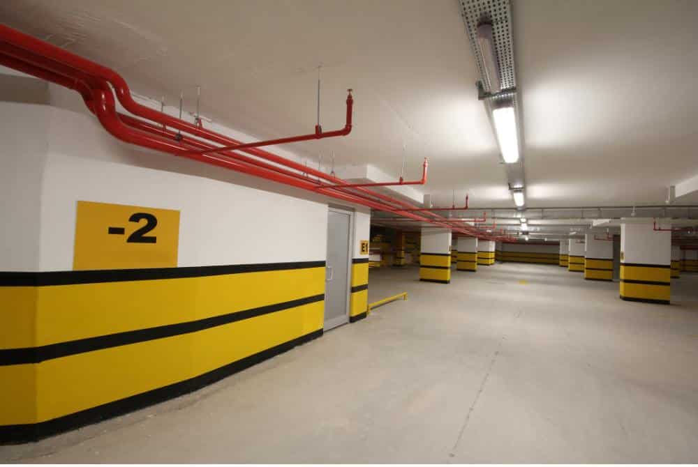 מערכת ספרינקלרים בתוך חניון