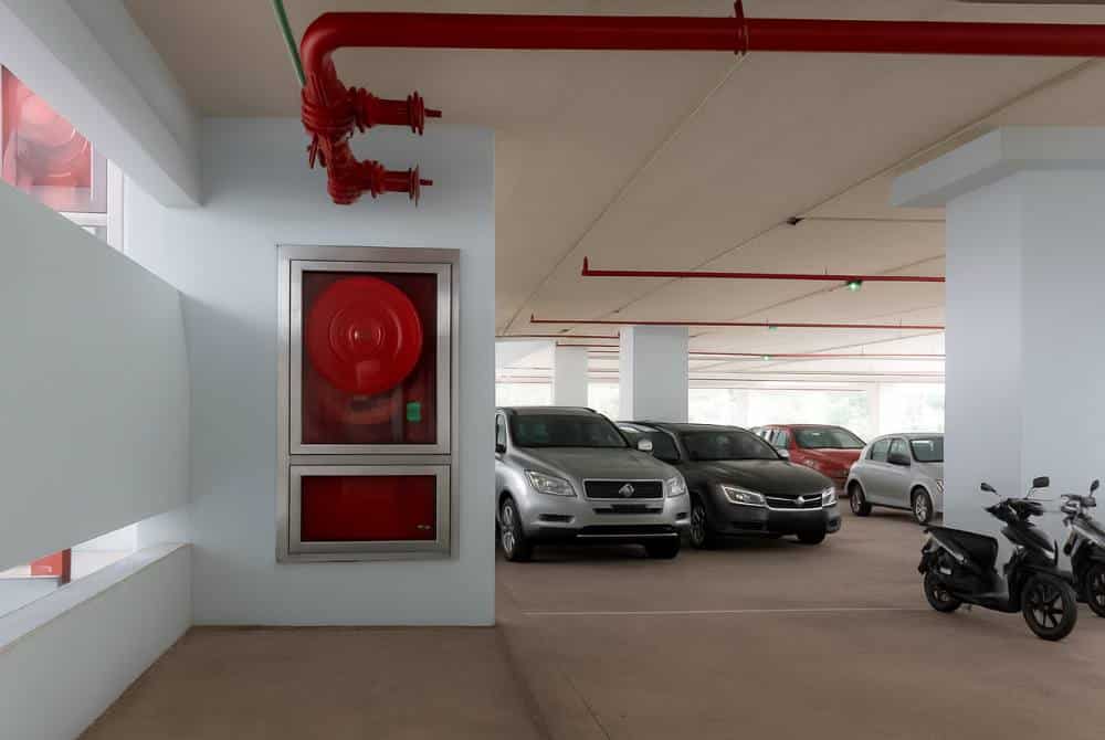 מערכת ספרינקלרים בחניון ציבורי