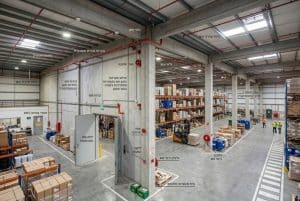 שילוב מערכות מיגון אש אקטיביות ופאסיביות במבנה בתוך מחסן